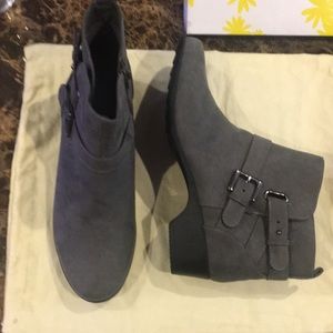 NWT Ankle boot 7.5 side zip